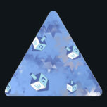 Happy Hanukkah Falling Star und Dreidels Dreieckiger Aufkleber<br><div class="desc">Sie sehen die Lee Hiller Design Collection. Bekleidung,  Geschenke & Sammlerstücke Lee Hiller Fotografie oder Digital Art Collection. Sie können ihre Naturfotografie unter http://HikeOurPlanet.com/ ansehen und ihrem Wanderblog im Hot Springs Nationalpark folgen.</div>