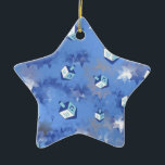 Happy Hanukkah Falling Star und Dreidels Keramikornament<br><div class="desc">Sie sehen die Lee Hiller Design Collection. Bekleidung,  Geschenke & Sammlerstücke Lee Hiller Fotografie oder Digital Art Collection. Sie können ihre Naturfotografie unter http://HikeOurPlanet.com/ ansehen und ihrem Wanderblog im Hot Springs Nationalpark folgen.</div>