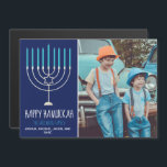 Happy Hanukkah Familie Foto Blue Magnetic Card Magnetkarte<br><div class="desc">Diese niedliche,  trendige Happy Hanukkah Magnetkarte verfügt über eine wunderschöne Menorah auf blauem Hintergrund mit weißer Typografie. Diese wunderschöne jüdische Foto-Urlaubskarte zeigt Ihnen das Kinderfoto neben Ihrem Familiennamen.</div>