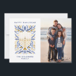 Happy Hanukkah Festivals Wasserfarbe Menorah Foto Feiertagskarte<br><div class="desc">Happy Hanukka! Senden Sie Hanukkah Grüße an Familie und Freunde mit dieser eleganten Foto-Flachkarte. Es verfügt über Aquarelltöne Menorah und elegantes Kränzfolien in einer raffinierten Palette von Gold, hellblau und Marineblau. Passen Sie die Karte mit Ihrem hochgeschätzten vertikalen Foto und zwei Textzeilen an, um Ihren Urlaubswünschen eine persönliche Touch hinzuzufügen....</div>