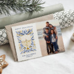 Happy Hanukkah Festivals Wasserfarbe Menorah Foto Feiertagspostkarte<br><div class="desc">Happy Hanukka! Senden Sie Hanukkah Grüße an Familie und Freunde mit dieser eleganten Foto Postkarte. Es verfügt über Aquarelltöne Menorah und elegantes Kränzfolien in einer raffinierten Palette von Gold, hellblau und Marineblau. Passen Sie die Karte mit Ihrem hochgeschätzten vertikalen Foto und zwei Textzeilen an, um Ihren Urlaubswünschen eine persönliche Touch...</div>