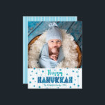 Happy Hanukkah Foto Blue Stars Moderne Karte<br><div class="desc">"Happy Hanukkah." Spaß, spielerische, skurrile handgefertigte Typografie und ein zufälliger Star von David Muster in helltürkisblauem Blau, überragend türkisblaue Handlinien auf weißem Hintergrund, zusammen mit dem Foto Ihrer Wahl, helfen Ihnen, in Hanukkah zu beginnen. Handgezeichnete weiße Linien überlagern einen hellblauen Hintergrund auf der Rückseite. Fühlen Sie die Wärme und Freude...</div>