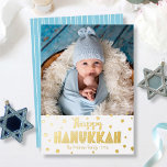 Happy Hanukkah Foto Modern Whimsical Real Gold Folien Feiertagskarte<br><div class="desc">"Happy Hanukkah." Spaß, spielerisch, skurril handgefertigt echte Goldfolien Typografie und ein zufälliger Star of David Muster überlagern einen sauberen, weißen Hintergrund. Fügen Sie das Foto Ihrer Wahl hinzu und helfen Sie uns mit dieser atemberaubenden, farbenfrohen, personalisierten Goldfolienkarte in Hanukka. Handgezeichnete weiße Linien überlagern einen helltürkisblauen Hintergrund auf der Rückseite. Fühlen...</div>