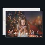 Happy Hanukkah Foto Personalisiert Name<br><div class="desc">Dieses Urlaubsdesign besticht durch das Foto "Happy Hanukkah" und Ihren Familiennamen in einem modernen, weißen Typografie-Overlay. Auf der Rückseite ist ein Korallen und Gold Quatrefolienmuster. Personalisieren Sie diese, indem Sie den Text in den bereitgestellten Textfeldern bearbeiten und Ihr eigenes Foto hinzufügen. #hanukkah #chanukah #holidays #saisonale #festive #modern #Foto #photograph #personalisiert...</div>