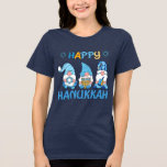 Happy Hanukkah Gnomes Dreidel Menorah<br><div class="desc">Der Happy Hanukkah Gnomes Dreidel Menorah T - Shirt verfügt über drei niedliche Gnome mit einem Stern von David,  Menorah und Dreidel mit dem Text "Happy Hanukkah" in moderner Schriftzypografie. Von Evco Holidays entworfen www.zazzle.com/store/evcoholidays</div>