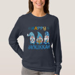 Happy Hanukkah Gnomes Dreidel Menorah T-Shirt<br><div class="desc">Der Happy Hanukkah Gnomes Dreidel Menorah T - Shirt verfügt über drei niedliche Gnome mit einem Stern von David,  Menorah und Dreidel mit dem Text "Happy Hanukkah" in moderner Schriftzypografie. Von Evco Holidays entworfen www.zazzle.com/store/evcoholidays</div>