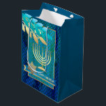 Happy Hanukkah. Gold Menorah und Star von David Mittlere Geschenktüte<br><div class="desc">Happy Hanukkah. Star von David,  Menorah und Olivenzweige Gold Foil Design Hanukkah Geschenktaschen. Matching Karten,  Party Einladungen und Geschenke verfügbar in der Jüdischen Ferien / Hanukkah Kategorie unseres Stores.</div>
