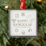 Happy Hanukkah Goldweiße individuelle Name bevorzu Ornament Aus Metall<br><div class="desc">Happy Hanukkah,  personalisieren Sie Familiennamensgeschenk für den Urlaub Metal Ornament. Happy Hanukkah,  Happy Chanukah,  Hanukkah Sameach!,  Chag Sameach,  Chag Urim Sameach! Imitate Gold und Weiß!</div>