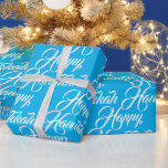 Happy Hanukkah Himmel Blau moderne elegante Drehbu Geschenkpapier<br><div class="desc">Happy Hanukkah Himmel blau und weiß moderne elegante Drehmuster Geschenk Wrapping Paper. Weiße Schrift Typografie auf himmelblauem Hintergrund.</div>