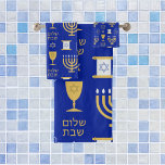 Happy Hanukkah Jewish Holiday Badhandtuch Set<br><div class="desc">Ein elegantes Happy Hanukkah-Muster jüdischer Symbole der Menorah,  Stern von David, Scroll,  in Gold auf einem dunkelblauen Hintergrund. Ein stilvolles Geschenk für jüdische Freunde und Familie in dieser Urlaubssaison.</div>