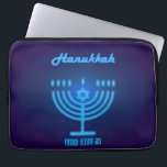 Happy Hanukkah Lights Jewish Holiday Gold Hebrew Laptopschutzhülle<br><div class="desc">Happy Hanukkah Schönes jüdisches Urlaubsdesign mit hebräischer Schrift. Jüdischer Holiday Hanukkah Hintergrund mit traditionellen Chanukah Symbole - Gold Menorah, Hanukkiah Candelabrum und Kerzen, Holzdreigel (Spinning Top), Donuts, Stern von David und leuchtende Licht Wallpaper Muster. Hanukkah Festival Dekoration. Jerusalem, Israel. Elektronik > Tablet & Laptop-Hüllen > Notebook-Hüllen > Laptop-Sleeves, schönes Design...</div>