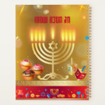 Happy Hanukkah Lights Jewish Holiday Gold Hebrew Planer<br><div class="desc">Happy Hanukkah Schönes jüdisches Urlaubsdesign mit hebräischer Schrift. Jüdischer Holiday Hanukkah Hintergrund mit traditionellen Chanukah Symbole - Gold Menorah, Hanukkiah Candelabrum und Kerzen, Holzdreigel (Spinning Top), Donuts, Stern von David und leuchtende Licht Wallpaper Muster. Hanukkah Festival Dekoration. Jerusalem, Israel. Büro & Schule > Büro- und Schulmaterial > Kalender & Planer...</div>