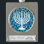 Happy Hanukkah Menorah Blue Mosaic Ornament<br><div class="desc">Senden Sie ein glückliches Hanukkah-Ornament an alle Ihre Freunde und Lieben. Fügen Sie Ihren Namen zu diesem schönen Sake-Ornament mit dem 9 Zweig Menorah (Chanukiah) auf einem blauen Mosaikfliesen Hintergrund.</div>