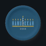 Happy Hanukkah | Menorah Custom Pappteller<br><div class="desc">Feiern Sie Hanukkah mit Familie und Freunden mit diesem modernen, anpassbaren Design. Das Kunstwerk enthält die Worte "Happy Hanukkah", die einer Menorah ähneln, deren Kerzen hell leuchten - jeder Buchstabe stellt eine der Kerzen dar und das Wort "Happy" wird zur Kerze. Personalisieren Sie es, indem Sie das Jahr oder einen...</div>