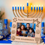 Happy Hanukkah Menorah, Dreidel, Gelt Individuelle Geätzte Rahmen<br><div class="desc">Feiern Sie das Festival der Lichter mit diesem wunderschön lasergeätzten Holzbild, das die Freude und Traditionen von Hanukkah würdigen soll! Mit der Phrase "Happy Hanukkah" an der Spitze ist dieser Rahmen mit sinnvollen Symbolen geschmückt, darunter eine Menorah, dreidels, gelt und der Stern von David, die eine warme und festliche Touch...</div>
