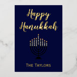 Happy Hanukkah Menorah Folien Feiertagskarte<br><div class="desc">Dieses Design ist eine schöne Grußkarte für Hanukkah und bietet "Happy Hanukkah" im schönen blauen Hintergrund. Das Zentrum hat eine Menorah mit einem Platz, um den Namen Ihrer Familie unten einzutragen. Der Rücken setzt sich mit dem schönen blauen Hintergrund fort. Es ist eine Botschaft des Segens enthalten. Bestelle noch heute!...</div>