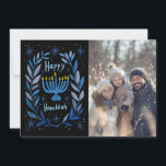 Happy Hanukkah Menorah Handgezeichnetes CUSTOM FOT Feiertagskarte<br><div class="desc">Ein schöner Kranz, der zeichne, jemandem einen schönen Urlaub zu wünschen! Gib dein eigenes Foto! Klicken Sie auf "Personalisieren", um Ihr eigenes Foto hinzuzufügen. Sie können auch Text auf der Vorder- oder Rückseite hinzufügen. Karo in meinem Shop für weitere Optionen. Auch als digitaler Download verfügbar, um sofort per E-Mail oder...</div>