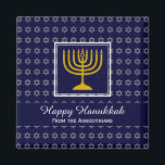 HAPPY HANUKKAH Menorah Personalisiert Blue Kühlsch Magnet<br><div class="desc">Das ist ein stilvoller und moderner Magnet zum Feiern der Hanukkah, mit seinem dunkelblauen, weißen und silbernen Farbschema und goldfarbenen Menorah. Der Text ist anpassbar, sodass Sie die Nachricht und Gruß so persönlich machen können, wie Sie möchten. Diese Hanukkah Magnete wären großartig wie kleine Geschenke, Geschenke oder für Gunst-Taschen. Weitere...</div>