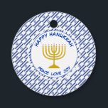 HAPPY HANUKKAH Menorah Personalisierte israelische Geschenkanhänger<br><div class="desc">Diese stilvollen HANUKKAH-Liebesmarken, mit Menorah und Kachelmuster der ISRAELI FLAG, fügen Ihrer Geschenkverpackung die perfekte Touch hinzu. Sowohl die erste Nachricht, die HAPPY HANUKKAH und PEACE LIEBE JOY lautet, sind anpassbar (Duplikate), sodass Sie durch Ihre eigenen Daten ersetzen können. Dieses Design ist für alle Optionen geeignet, mit Ausnahme des Herzens...</div>