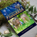 Happy Hanukkah Menorah Personalisiertes Foto<br><div class="desc">Dieses moderne Urlaubsdesign besticht durch Ihr Lieblingsstift mit dem Foto "Happy Hanukkah" mit Ihrem Familiennamen und Datum in goldener Typografie auf blauem Hintergrund mit Sternen. Personalisieren Sie diese, indem Sie den Text im Textfeld bearbeiten und Ihr eigenes Foto hinzufügen. #hanukkah #chanukah #holidays #saisonale #festive #modern #photo #photo #photoy #addyourown #trendy...</div>