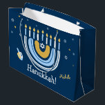 Happy Hanukkah Menorah Rainbow Große Geschenktüte<br><div class="desc">Unsere Rainbow Menorah Hanukkah Geschenktasche hat ein populäres Rainbow Design, das drehe sich zu einer fröhlichen Hanukkah/ Chanukah Menorah auf dem Rücken. Dieses moderne Design ist eine schöne, lustige Art, der Familie und Freunden ein Happy Hanukkah zu wünschen, während Sie Ihre Urlaubsgeschenke aufhängen. Jeder Text kann personalisiert/verändert werden, um ihn...</div>