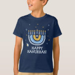 Happy Hanukkah Menorah Rainbow T - Shirt<br><div class="desc">Unser Rainbow Menorah Hanukkah Gruß T - Shirt hat ein beliebtes Rainbow Design, das zu einem fröhlichen Hanukkah/ Chanukah menorah drehte. Dieses moderne Design ist eine coole und lustige Art, der Familie und Freunden ein Happy Hanukkah zu wünschen, wo auch immer Sie hingehen. Text kann personalisiert/verändert werden, um es wirklich...</div>