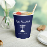 Happy Hanukkah Menorah Simple Blue Pappbecher<br><div class="desc">Happy Hanukkah Blue Holiday Papier Tasse,  mit einer einfachen weißen Menorah und Schrift Typografie Design. Mit einer weißen,  anpassbaren Schrift können Sie Ihre eigenen Informationen hinzufügen. Eine festliche Art,  mit Freunden und Lieben zu feiern.</div>