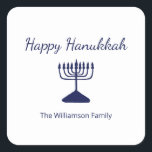 Happy Hanukkah Menorah Simple Quadratischer Aufkleber<br><div class="desc">Happy Hanukkah Blue Holiday Aufkleber,  mit einer einfachen blauen Menorah und Schrift Typografie Design. Mit blau anpassbaren Buchstaben können Sie Ihre eigenen Informationen hinzufügen. Eine festliche Art,  mit Freunden und Lieben zu feiern.</div>