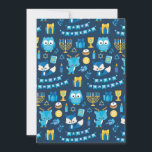 Happy Hanukkah Menorah Sufganiyot Niedlich Owl Blu Feiertagskarte<br><div class="desc">Feiern Sie das Festival der Lichter mit unserer Hanukka Grußkarte! Diese Karte ist eine fröhliche Mischung aus Hanukkah-Symbolen, mit dem dreiel, menorah, sufganiyot, eine niedliche Eule, Geschenk, Star of David, Kerzen und bezaubernden Füchsen. Es ist nicht nur eine Karte; es ist eine warme Umarmung, ein Wunsch für acht Tage Festlichkeit...</div>