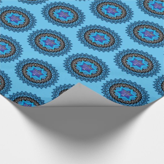 Happy Hanukkah mit menorah blauen Wrapping Paper Geschenkpapier (Ecke)
