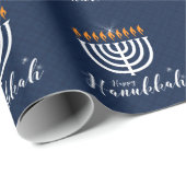 Happy Hanukkah mit White Menorah in Modern Blue Geschenkpapier (Rolleneckpunkt)