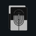 Happy Hanukkah Modern Menorah Candle Black & Grau Feiertagskarte<br><div class="desc">Happy Hanukkah, senden Sie Ihre Hanukkah Wünsche an Ihre Familie und Freunde mit unserer schönen und modernen personalisierbaren Urlaubskarte. Unser Design zeichnet sich durch unsere moderne Menorah-Kerze aus. Die Farbpalette ist modern in Schwarz und Grau gehalten. "Happy Hanukkah" ist in einem modernen Schriftart geschrieben und um die Menorah-Kerze geschlagen. Individuelle...</div>