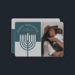 Happy Hanukkah Modern Menorah Candle Familie Foto Feiertagskarte<br><div class="desc">Herzlichen Glückwunsch Hanukkah, senden Sie Ihre Hanukkah Wünsche an Ihre Familie und Freunde mit unserer schönen und modernen personalisierbaren Foto Hanukkah Urlaubskarte. Unser Design zeichnet sich durch unsere moderne Menorah-Kerze aus. Die Farbpalette ist modern aquamarin blau und graublau. "Happy Hanukkah" ist in einem modernen Schriftart geschrieben und um die Menorah-Kerze...</div>