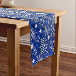 Happy Hanukkah Moderne Star von David Menorah Kurzer Tischläufer<br><div class="desc">Dieses Hanukkah Ferien Design verfügt über einen strahlend blauen Hintergrund mit Menorah und Stern von David Overlay. #hanukkah #chanukah #holidays #saisononal #festive #modern #blue #menorah #starofdavid #jewish #stylish #elegant #elegic #pattern #custom #candles #Zuhause #decor #homedecor #tabledecor #homeaccents #tabledecents #tabledecers #tablecloths #food #food #kücheniselinens #elegante #fashion #modionable #trendy #trendy #style #populär...</div>