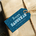 Happy Hanukkah Moderne Whimsikale Typografie Aquam Geschenkanhänger<br><div class="desc">"Happy Hanukkah." Spaß, handgefertigte Typografie und ein zufälliger Star of David Muster in heller, staubiger Blues, die alle über die blau gezeichneten Linien der Mitternacht und einen dunkelblauen Hintergrund überragen, helfen Ihnen, das Lichteffekt zu begehen. Handgezeichnete hellblaue Linien und ein zufälliger Stars aus David-Muster überlagern einen weißen Hintergrund auf der...</div>