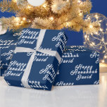 Happy Hanukkah Name Blue White Simple Menorah Geschenkpapier<br><div class="desc">Personalisiert,  glücklich Hanukkah,  menorah,  Name,  modern,  elegant,  blau und weiß,  Packpapier. Perfekt für sie,  er.</div>