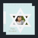 Happy Hanukkah Niedlich Blue One Foto Karte<br><div class="desc">Eleganter hellblauer Hintergrund. Personalisieren Sie es mit einem beliebten Foto,  und passen Sie es mit einer persönlichen Nachricht und Signoff an.</div>