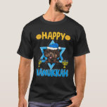 Happy Hanukkah Niedlich Poodle Dog Menorah Jüdisch T-Shirt<br><div class="desc">Dieses Happy Hanukkah Outfit mit Poodle Dog Gesicht mit Hanukkah Hut tragen, Menorah art ist eine gute Idee für jüdische Freunde oder Familienmitglieder, Team, Gruppe, die Liebe Lesen der Schrift, Kartoffelpfannkuchen, jüdische Kultur, Menorah, Menorah Münzen, Hanukah Hut, Chanukah.Dieser lustige Poodle Dog Lover Menorah Hanukah Hanukah Kah Costume machen perfekt für...</div>