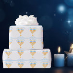 Happy Hanukkah Niedliche individuell anpassbare Me Geschenkpapier<br><div class="desc">Niedliches individuelles Happy Hanukkah Packpapier für eine jüdische Familie mit einem Chanukah Party mit einer Synagoge. Personalisieren Sie mit Ihrem eigenen Nachnamen oder Gruppeninformationen in blau unter der hübschen blauen und goldenen Menorah.</div>