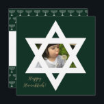 Happy Hanukkah Niedliches Foto Karte<br><div class="desc">Eleganter Pine Green Hintergrund. Personalisieren Sie es mit einem bevorzugten Foto,  und passen Sie mit einer persönlichen Nachricht und Signoff.</div>