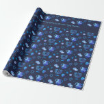 Happy Hanukkah Party Schöne blaue Dekoration Geschenkpapier<br><div class="desc">Happy Hanukkah Party Schöne blaue Dekoration, jüdischer Urlaub, Wrapping Paper. Jüdischer Holiday Hanukkah Hintergrund mit traditionellen Chanukah-Symbole - Holzdreigel (Kreisel), Donuts, Gold Menorah, Kerzen, Stern von David und leuchtend blauen Lichter Wallpaper Muster. Hanukkah Festival Event Dekoration. Jerusalem, Israel. Party- und Handwerksartikel > Geschenkartikel > Umschlagpapier. Entwerfen mit Textvorlage. Personalisieren Sie...</div>