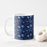 Happy Hanukkah Party Schöne Dekoration Kaffeetasse<br><div class="desc">Happy Hanukkah Party Schöne Dekoration,  jüdischer Urlaub,  Kaffee Tasse und Cup. Jüdischer Holiday Hanukkah Hintergrund mit traditionellen Chanukah-Symbole - Holzdreigel (Kreisel),  Donuts,  Gold Menorah,  Kerzen,  Stern von David und leuchtende Licht Wallpaper Muster. Hanukkah Festival Event Dekoration. Jerusalem,  Israel. Zuhause > Küche & Dining > Trinkbehälter > Tasse & Cups</div>