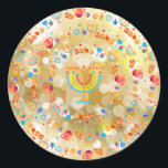 Happy Hanukkah Party Schöne Dekoration Runder Aufkleber<br><div class="desc">Happy Hanukkah Party Schöne Dekoration,  jüdischer Urlaub,  klassischer Rundaufkleber. Jüdischer Holiday Hanukkah Hintergrund mit traditionellen Chanukah-Symbole - Holzdreigel (Kreisel),  Donuts,  Gold Menorah,  Kerzen,  Stern von David und leuchtende Licht Wallpaper Muster. Hanukkah Festival Event Dekoration. Jerusalem,  Israel. Party- und Handwerksartikel > Geschenkartikel > Aufkleber und Etiketten</div>