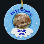 Happy Hanukkah Personalisiertes Foto Ornament<br><div class="desc">Dieses personalisierte Bild Chanukah Ornament hat Platz für Ihr individuelles Foto. Oben steht: "Happy Hanukkah." Unten hat es Schnee mit Platz für Ihren Namen und das Jahr. Dies ist ideal für ein Foto mit Haustieren, einen Familienurlaub oder ein Kinderbild. Sie werden ein Sake-Ornament haben, das Sie für viele Jahre behalten...</div>