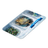 Happy Hanukkah. Schneeszene mit Menorah Magnet (Linke Seite)