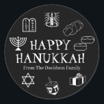 Happy Hanukkah Schwarz-weiße individuelle Name-Ges Runder Aufkleber<br><div class="desc">Happy Hanukkah,  passen Sie das Familiennamensgeschenk für Aufkleber Happy Hanukkah,  Happy Chanukah,  Hanukkah Sameach!,  Chag Sameach!,  Chag Urim Sameach! Schwarz und Weiß</div>