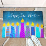 Happy Hanukkah Script Modern Boho Candle Turquoise Fußmatte<br><div class="desc">"Happy Hanukkah." Dekorieren Sie Ihren Eingang in "Stil" mit dieser einzigartigen, lustigen, individuellen Begrüßungsmatte! Eine spielerische, moderne, künstlerische Abbildung von Boho Musterkerzen in einer Menorah hilft Ihnen, den Urlaub von Hanukkah zu beginnen. Die blauen Kerzen mit farbigen Imitat-Folienmustern überlagern einen türkisfarbenen Farbverlauf zu weißem, strukturiertem Hintergrund. Ändern Sie den Gruß,...</div>