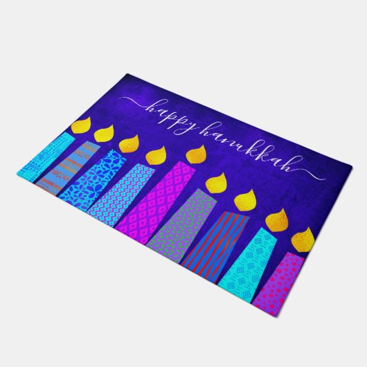 Happy Hanukkah Script Modern Boho Candles auf Blue Fußmatte (Schrägansicht)