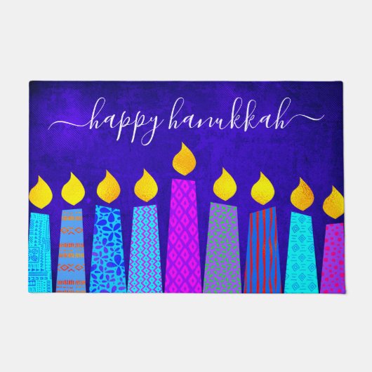 Happy Hanukkah Script Modern Boho Candles auf Blue Fußmatte (Vorderseite)