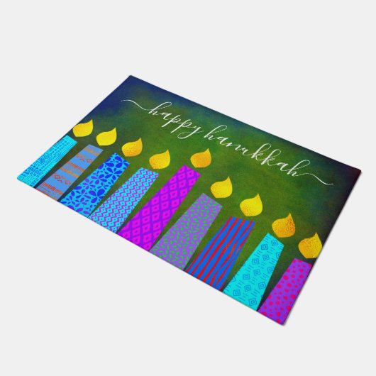 Happy Hanukkah Script Modern Boho Candles auf Gree Fußmatte (Schrägansicht)